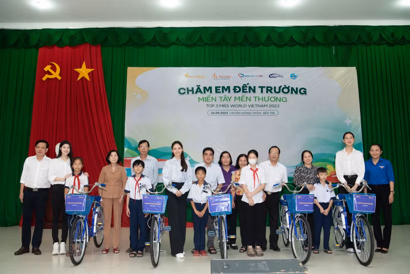 Bên cạnh đó, Phương Nhi cũng rất tích cực hoạt động xã hội với những chuyến thiện nguyện như trao tặng quà cho trẻ em mồ côi tại mái ấm Hoa Hồng, Trung Thu Hạnh Phúc. Xem Á hậu Phương Nhi rèn tiếng Anh trước thềm Miss International 2023