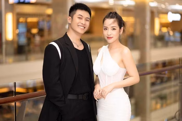 Nam ca sĩ hạnh phúc viết: "Định 30 tuổi mới lấy vợ, ai dè sớm hơn. Cảm ơn gia đình, bạn bè đã luôn đồng hành cùng hai đứa.... Nay chính thức thông báo thuyền đã cập bến". Gin Tuấn Kiệt đăng tải dòng trạng thái, dàn sao Việt đua nhau chúc mừng