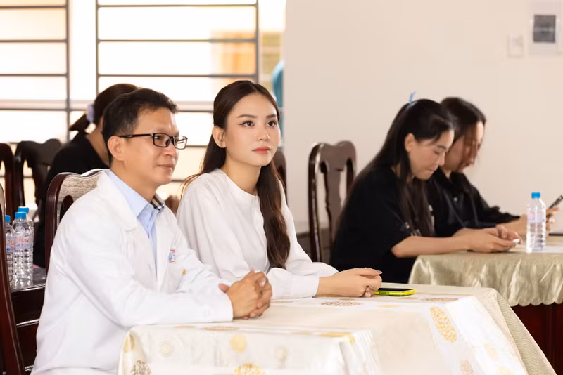 Những bệnh lý về đường hô hấp, viêm mũi họng, rối loạn tiêu hoá, suy dinh dưỡng - còi xương,… được các bác sĩ thăm khám và kịp thời tư vấn phương pháp điều trị. Hoa hậu Mai Phương cực kỳ giản dị mang Trung thu đến trẻ em Bình Phước