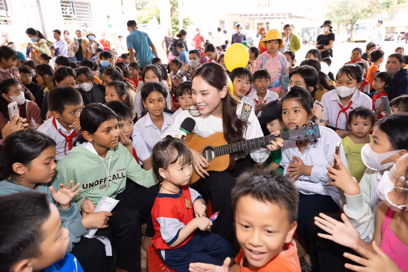 Chuỗi dự án hướng đến các trẻ em nghèo khó khăn, thiếu thốn điều kiện học tập, chăm sóc sức khỏe, dinh dưỡng,… Hoa hậu Mai Phương cực kỳ giản dị mang Trung thu đến trẻ em Bình Phước