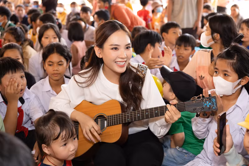 Không chỉ thực hiện dự án nhân ái trong nước, số tiền lợi nhuận từ việc bán áo thun của Yako còn đóng góp vào quỹ từ thiện của tổ chức Miss World để chung tay thực hiện các dự án nhân ái trên thế giới. Hoa hậu Mai Phương cực kỳ giản dị mang Trung thu đến trẻ em Bình Phước