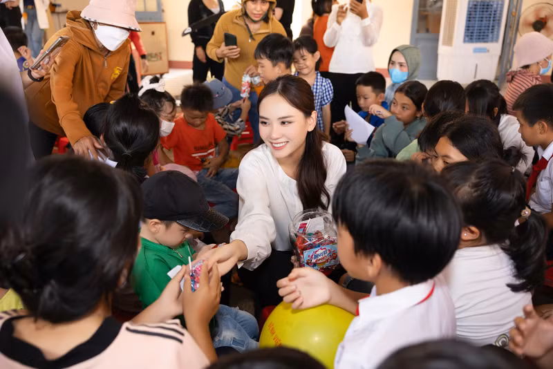 Bên cạnh việc khám chữa bệnh, nàng hậu còn phát 400 phần quà dành cho các trẻ em bao gồm bánh, dầu gội, kem đánh răng, khăn giấy khô, khăn giấy ướt, nước rửa tay,… Hoa hậu Mai Phương cực kỳ giản dị mang Trung thu đến trẻ em Bình Phước