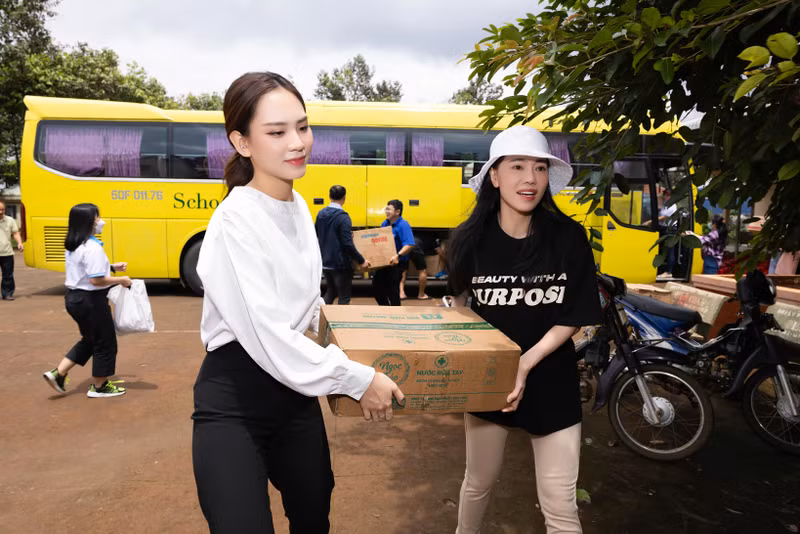 Đến với chương trình lần này còn có sự đồng hành của Chủ tịch Công ty Sen Vàng - bà Phạm Kim Dung . Hoa hậu Mai Phương cực kỳ giản dị mang Trung thu đến trẻ em Bình Phước