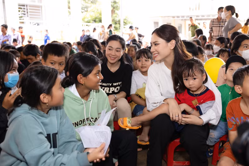 Mai Phương dành thời gian chơi đùa, ca hát cùng các em nhỏ. Hoa hậu Mai Phương cực kỳ giản dị mang Trung thu đến trẻ em Bình Phước