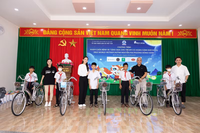 Mai Phương cũng dành tặng 5 chiếc xe đạp cho các em nhỏ khó khăn, giúp các em có phương tiện di chuyển đến trường. Hoa hậu Mai Phương cực kỳ giản dị mang Trung thu đến trẻ em Bình Phước