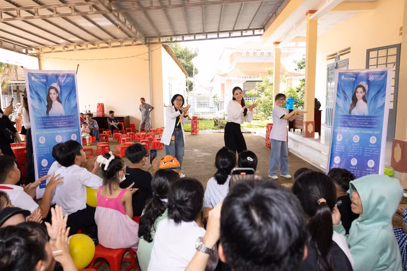 Đặc biệt, nàng hậu còn có điệu nhảy “rửa tay” để hướng dẫn các em giữ vệ sinh tay chân, phòng tránh các bệnh về tay chân miệng, đường tiêu hoá,… Hoa hậu Mai Phương cực kỳ giản dị mang Trung thu đến trẻ em Bình Phước