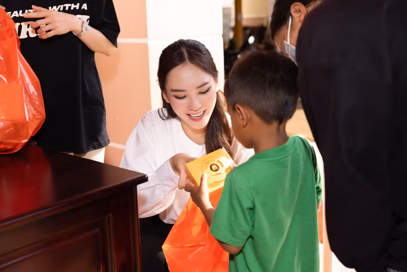 Gần đến Trung thu nên nàng hậu tinh tế kèm theo bánh trong mỗi phần quà với hy vọng các em sẽ có mùa Trung thu đủ đầy hơn. Hoa hậu Mai Phương cực kỳ giản dị mang Trung thu đến trẻ em Bình Phước
