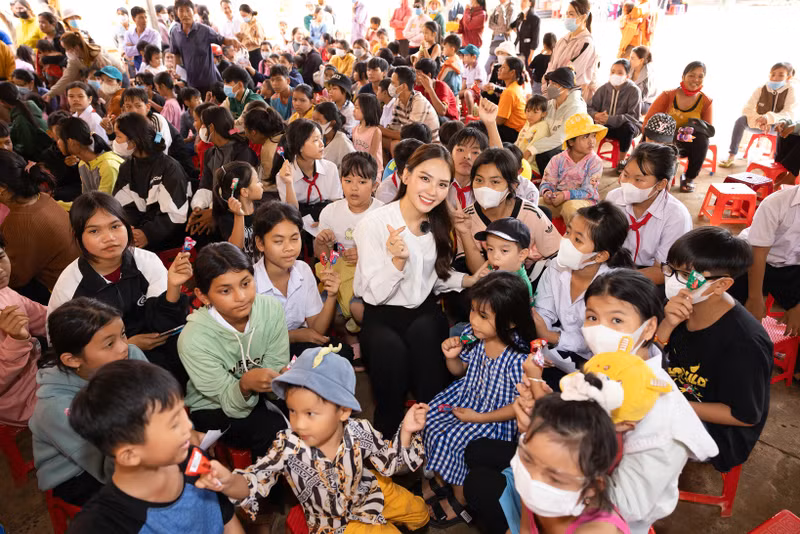 Mai Phương mang đến Miss World chuỗi dự án “dài hơi” và sẽ được thực hiện xuyên suốt ngay cả khi cô kết thúc hành trình tại Miss World. Hoa hậu Mai Phương cực kỳ giản dị mang Trung thu đến trẻ em Bình Phước