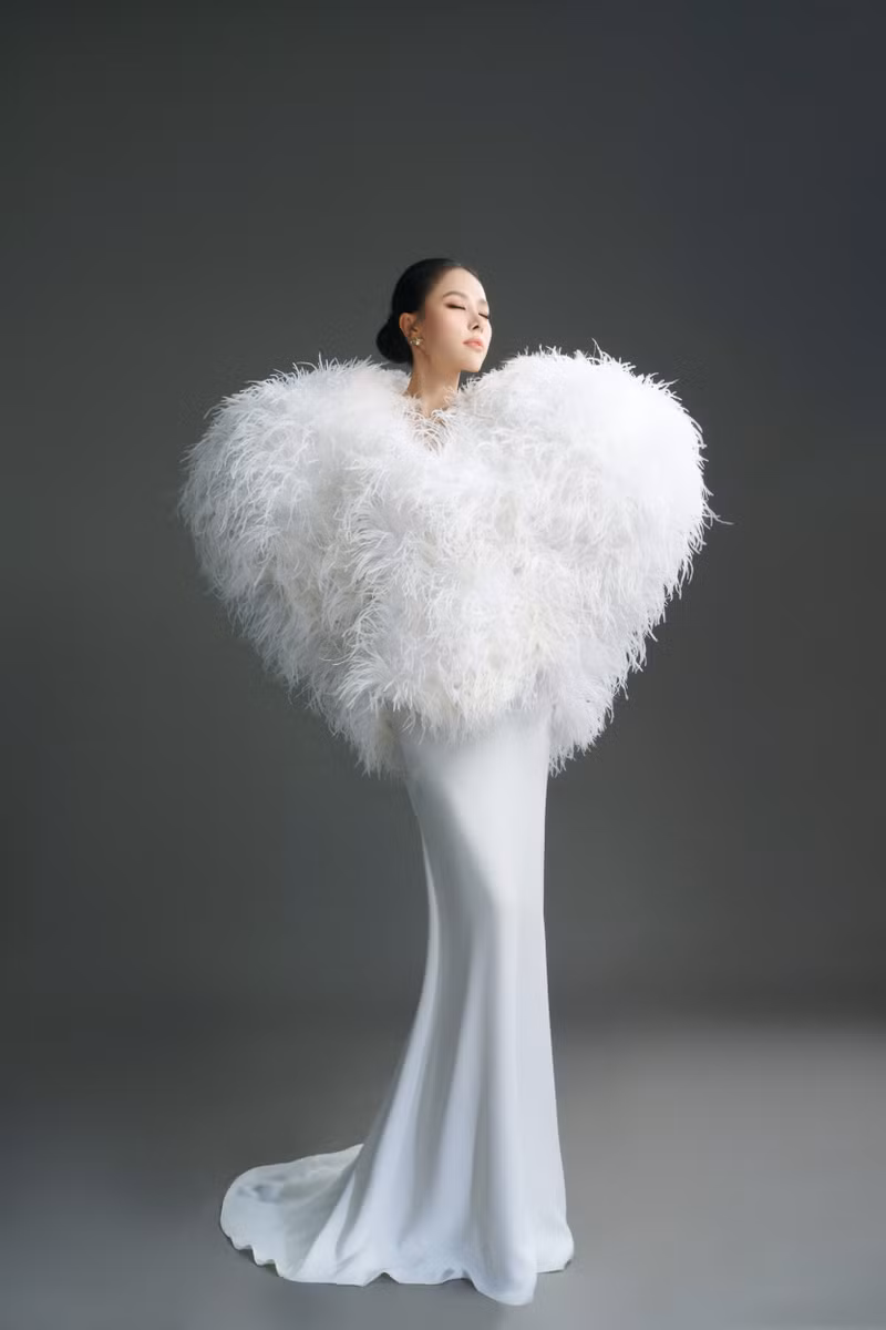 Qua bộ ảnh, Ngọc Hằng đã hoàn toàn lột xác so với hình ảnh trước đây. Người đẹp ngày càng khéo léo thể hiện bản thân cùng mong muốn truyền tải thông điệp tôn vinh nữ quyền. Ngắm bộ ảnh dự thi Miss Intercontinental vô cùng sáng tạo của Á hậu Ngọc Hằng