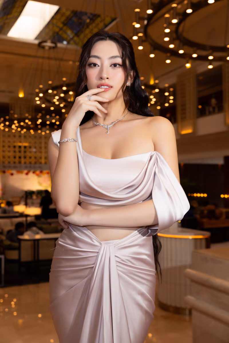 Mặc dù kết nhiệm kỳ hơn 1 năm nhưng cô nàng vẫn tích cực đóng góp cho cộng đồng với nhiều hoạt động ý nghĩa. Nàng hậu tiết lộ sẽ góp mặt trong một bộ phim điện ảnh được ra mắt cuối năm nay. Hoa hậu Thanh Thủy xuất hiện lạ lẫm trên thảm đỏ Liên hoan phim