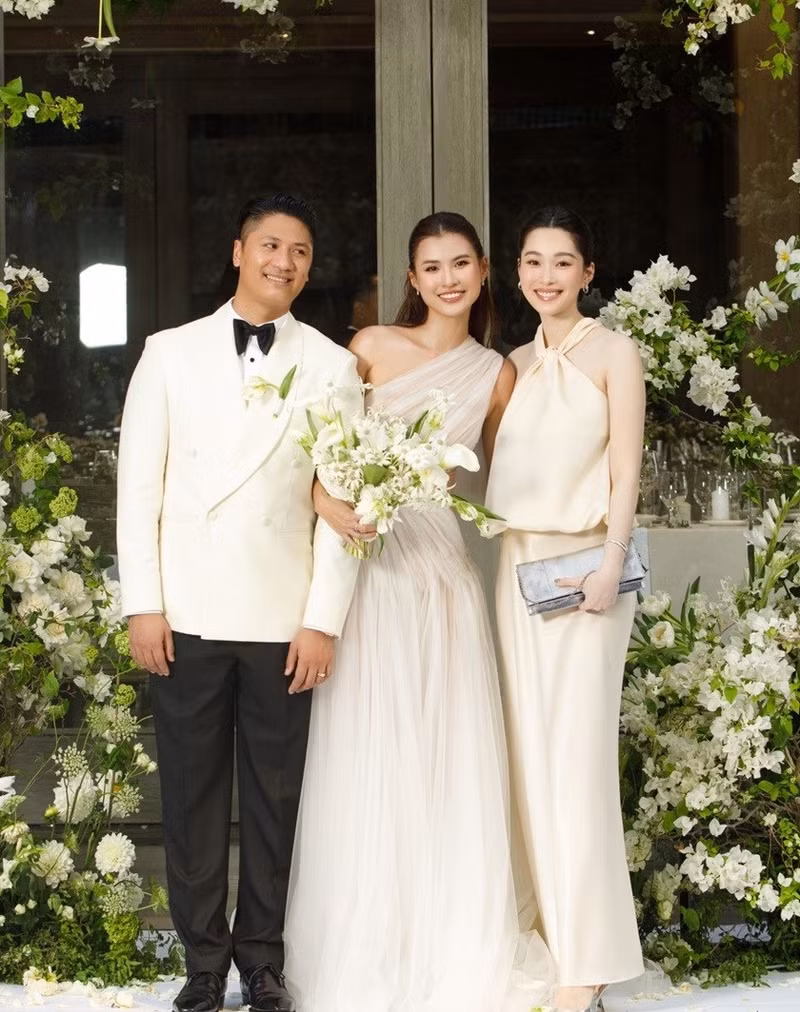 Nàng hậu khoe trọn nhan sắc xinh đẹp, kiều diễm, thần thái sang chảnh. Vóc dáng thật của Hoa hậu Đặng Thu Thảo trước nghi vấn mang bầu lần 3