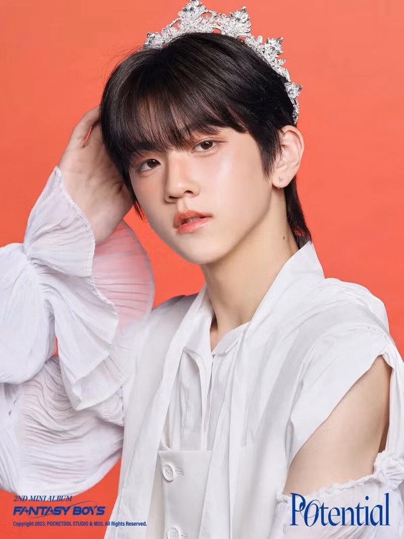 <strong> Kaedan (FANTASY BOYS)</strong> là gương mặt đại diện của nhóm, anh sinh ngày 24/3/2009, hiện 15 tuổi. Loạt thần tượng K-pop trẻ nhất hiện nay, có người mới chỉ 13 tuổi