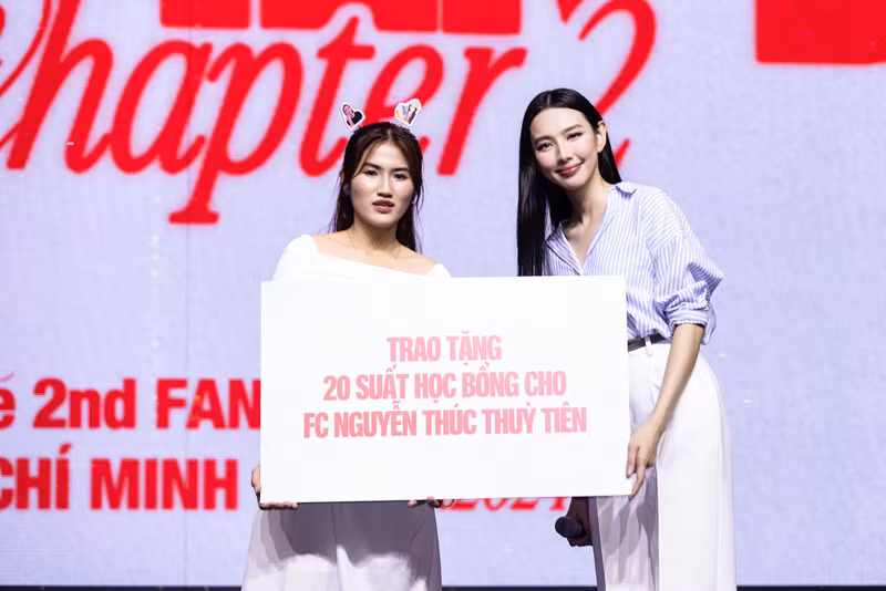 Trong không khí náo nhiệt tại Công viên 23/9, nàng hậu gửi tặng 20 suất học bổng đến các bạn hiếu học. Khoảnh khắc 'cưng xỉu' của Hoa hậu Thùy Tiên giữa vòng vây gần 2000 khán giả
