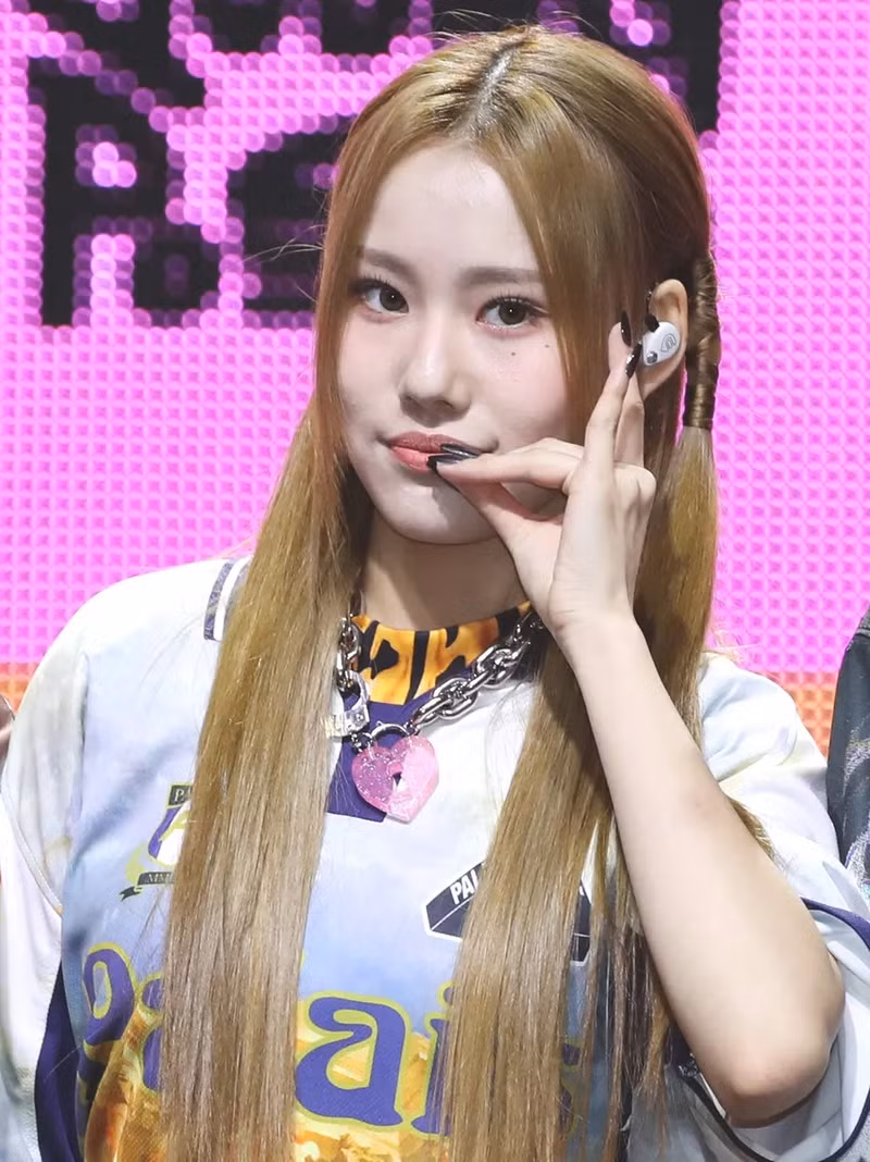 <strong> Jieun (YOUNG POSSE)</strong> là ca sĩ, vũ công và gương mặt đại diện của nhóm, sinh ngày 5/11/2009. Cô hiện 15 tuổi. Loạt thần tượng K-pop trẻ nhất hiện nay, có người mới chỉ 13 tuổi