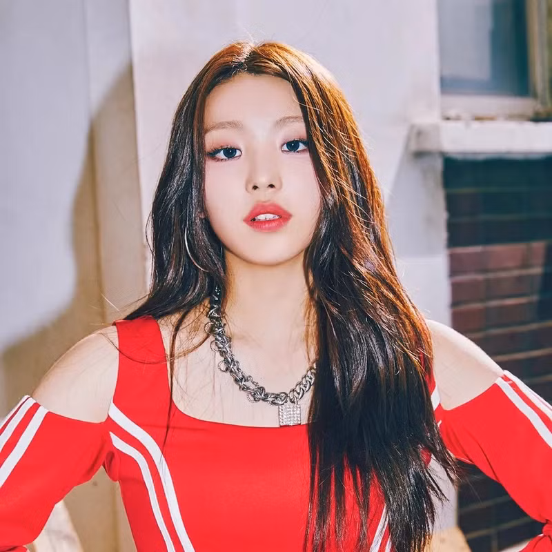 <strong> Haeun (Lapillus)</strong> là vũ công chính, ca sĩ và gương mặt đại diện của nhóm. Cô sinh ngày 2/11/ 2008, hiện 16 tuổi. Loạt thần tượng K-pop trẻ nhất hiện nay, có người mới chỉ 13 tuổi