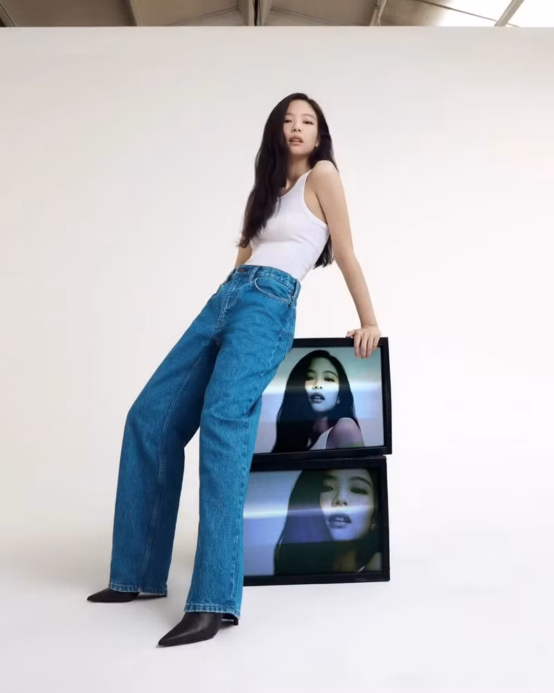 Jennie (BLACKPINK) khoe vòng eo siêu nhỏ tuyệt đẹp