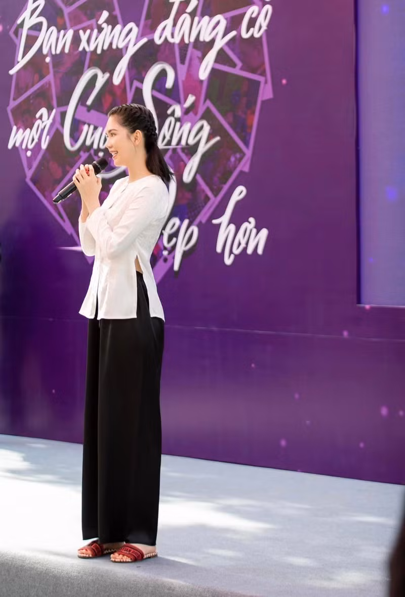 Trước đó, “nữ hoàng nội y” dự định thực hiện kế hoạch này trong năm 2023. Tuy nhiên, cô đã vướng vòng lao lý và nhận án treo vào đầu tháng 2. Ngọc Trinh diện áo bà ba làm từ thiện, nhan sắc khiến người đối diện khen nức nở