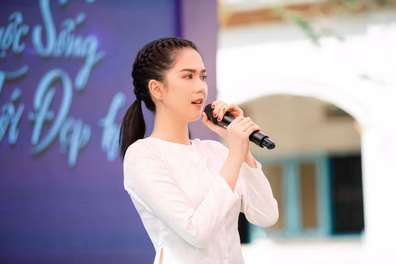 Trước rất nhiều bà con, Ngọc Trinh xúc động rơi nước mắt khi nhắc đến những biến cố đã xảy ra. Ngọc Trinh diện áo bà ba làm từ thiện, nhan sắc khiến người đối diện khen nức nở