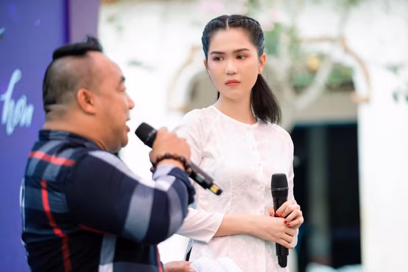 "Tôi sinh ra và lớn lên ở đây, tôi hiểu được sự khó khăn thiếu thốn của bà con. Sau tất cả, Trinh đã đứng ở đây để thực hiện lời hứa của mình với bà con", Ngọc trinh tâm sự. Ngọc Trinh diện áo bà ba làm từ thiện, nhan sắc khiến người đối diện khen nức nở
