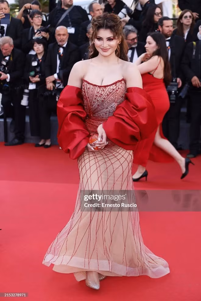 Hoa hậu Hoàn vũ Ấn Độ 2015 - Urvashi Rautela nổi bật trong chiếc đầm màu đỏ với điểm nhấn ở 2 bên tay bồng, tạo cảm giác vừa quyến rũ vừa ấn tượng. Con dâu trùm sòng bạc Macau khoe sắc chuẩn siêu mẫu quốc tế tại Cannes 2024