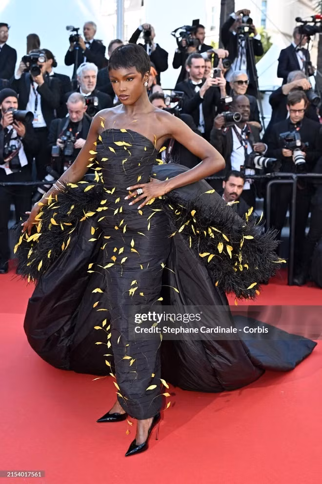 Người mẫu Leomie Anderson diện váy đen được thiết kế cầu kỳ và cực kỳ ấn tượng. Hoa hậu đẹp nhất thế giới xuất hiện lộng lẫy tại Cannes 2024