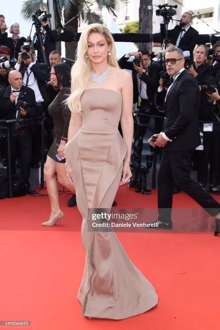 Gigi Hadid xinh đẹp tựa búp bê. Cô diện chiếc đầm đuôi cá cúp ngực màu nâu giúp tôn trọn thân hình siêu mẫu quốc tế. Hoa hậu đẹp nhất thế giới xuất hiện lộng lẫy tại Cannes 2024