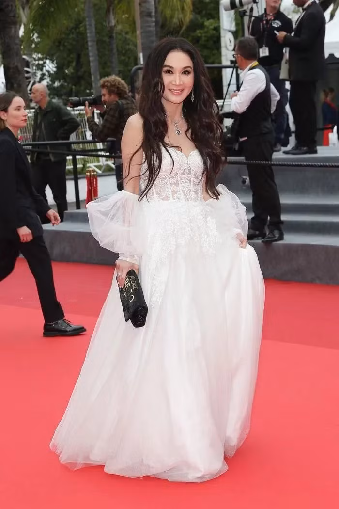 "Đát kỷ đẹp nhất màn ảnh" - Ôn Bích Hà là một trong những ngôi sao Châu Á có mặt tại Cannes năm nay. Nhan sắc trẻ trung ở tuổi U60 của cô khiến nhiều người ngưỡng mộ. 'Đát kỷ đẹp nhất màn ảnh' Ôn Bích Hà xuất hiện ấn tượng tại thảm đỏ Cannes 2024