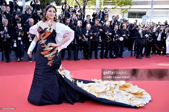 Không hổ danh là Hoa hậu đẹp nhất mọi thời đại - Aishwarya Rai đại náo thảm đỏ Cannes 2024 với chiếc váy dát vàng vô cùng ấn tượng. Con dâu trùm sòng bạc Macau khoe sắc chuẩn siêu mẫu quốc tế tại Cannes 2024