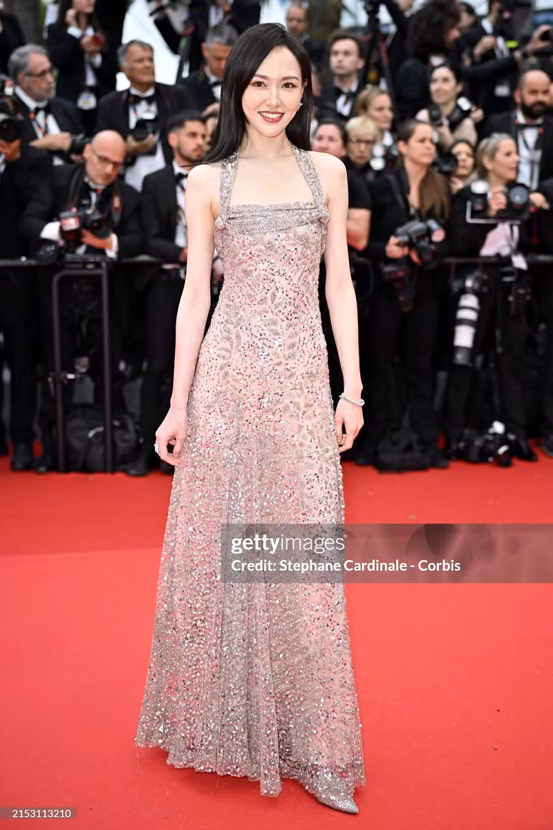 Đường Yên khoe vẻ đẹp ngọt ngào, nữ tính khi xuất hiện trên thảm đỏ Cannes 2024 trong chiếc váy ánh bạc nổi bật. 'Đát kỷ đẹp nhất màn ảnh' Ôn Bích Hà xuất hiện ấn tượng tại thảm đỏ Cannes 2024