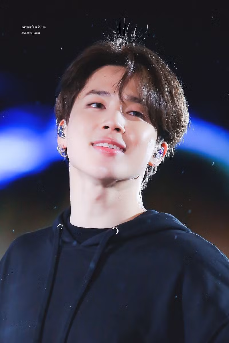 <strong> 4. Jimin: </strong>Vũ công và giọng ca chính của BTS, từ lâu đã được khen ngợi nhờ khả năng vũ đạo quyến rũ, giọng hát ngọt ngào, mượt mà. V (BTS) vượt mặt BLACKPINK, trở thành thần tượng nổi tiếng nhất thế giới