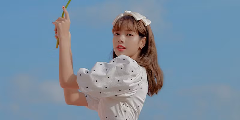 Hiện rất đông người hâm mộ đang đợi chờ về quyết định gia hạn hợp đồng của BLACKPINK với YG Entertainment cũng như tương lai của Lisa. Lisa (BLACKPINK) khoe ảnh bikini khiến hàng triệu fan phát sốt