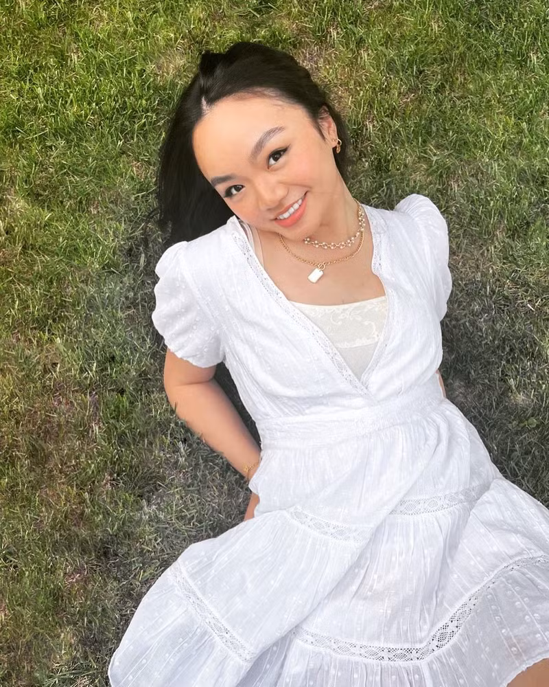 Trước đó, Đỗ Hoàng Kim chiến thắng ngôi vị cao nhất cuộc thi Miss Calgary Canada. Sau chiến thắng, cô tiếp tục tham dự cuộc thi Hoa hậu Hoàn vũ Canada 2023. Vẻ đẹp đầy sức sống của cô gái gốc Việt đăng quang Á hậu Hoa hậu Hoàn vũ Canada