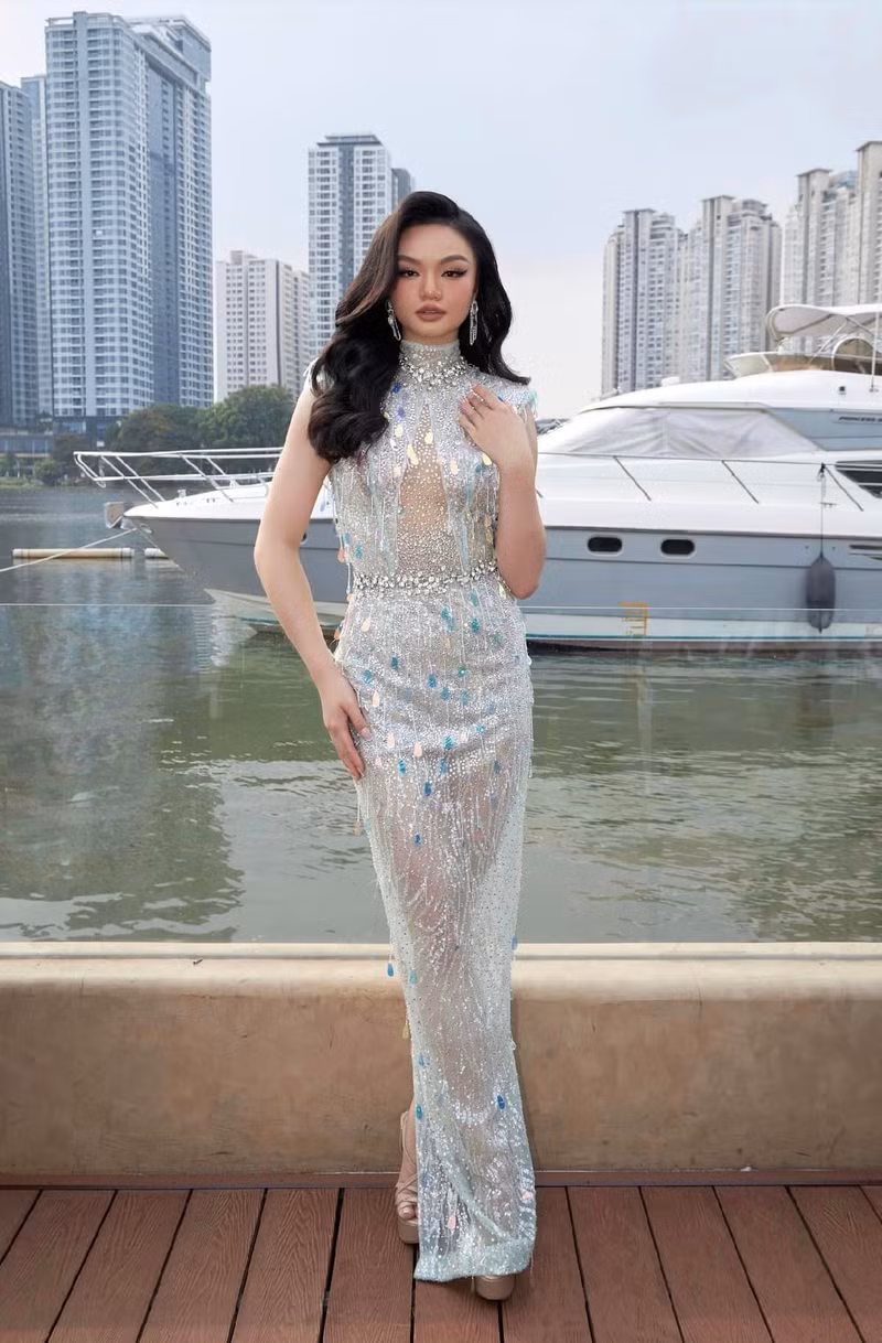 Cô nàng sở hữu chiều cao 1m70, hình thể săn chắc cùng nhan sắc rạng rỡ pha trộn giữa nét đẹp Đông - Tây. Vẻ đẹp đầy sức sống của cô gái gốc Việt đăng quang Á hậu Hoa hậu Hoàn vũ Canada