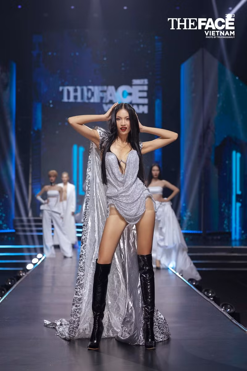 Tú Anh sinh năm 2002, sở hữu chiều cao ấn tượng 1m78 cùng gương mặt và thần thái high fashion (thời trang cao cấp). Nhan sắc ấn tượng của Tú Anh, Quán quân The Face Vietnam 2023