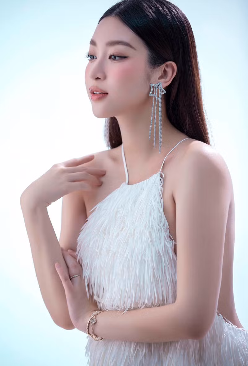 Đặc biệt, đính kèm dòng trạng thái này là loạt hình ảnh Đỗ Mỹ Linh tự tin khoe nhan sắc ngọt ngào cùng thân hình thon thả khi vác bụng bầu vượt mặt. Hoa hậu Đỗ Mỹ Linh làm điều bất ngờ, xác nhận đã sinh con