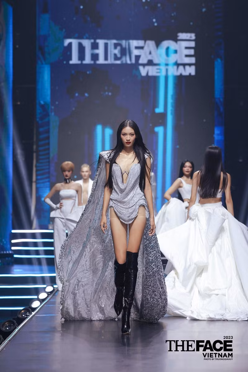 Bên cạnh đó, Tú Anh cũng là gương mặt quen thuộc trên nhiều sàn diễn thời trang của các nhà thiết kế nổi tiếng như Lê Thanh Hòa, Hà Linh Thư, Lâm Gia Khang... Nhan sắc ấn tượng của Tú Anh, Quán quân The Face Vietnam 2023