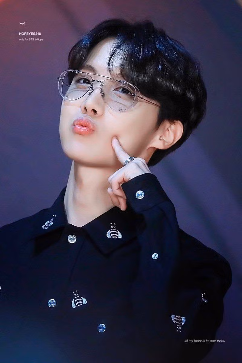 <strong> 6. J-Hope: </strong>Thành viên đầu tiên của BTS lọt vào danh sách này. Anh được yêu mến bởi kỹ năng nhảy siêu đỉnh cũng như tài năng đọc rap và ca hát cùng tính cách hài hước. V (BTS) vượt mặt BLACKPINK, trở thành thần tượng nổi tiếng nhất thế giới
