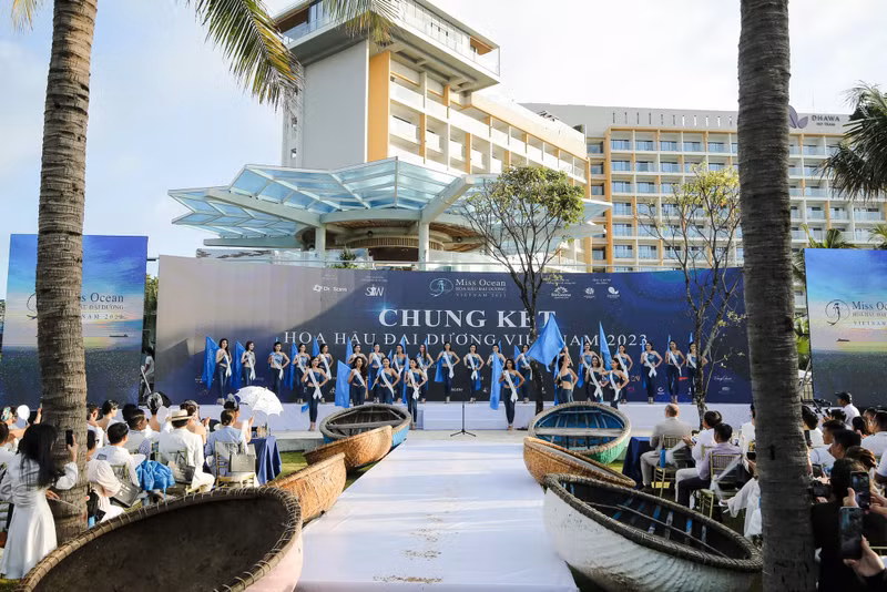 5 giờ sáng ngày 25/8, thảm đỏ Chung kết Hoa hậu Đại dương Việt Nam 2023 đã thu hút sự góp mặt của rất nhiều ngôi sao nổi tiếng, tuy nhiên sự kiện được đánh giá là diễn ra khá sớm. Điều chưa từng có tiền lệ tại Chung kết Hoa hậu Đại dương Việt Nam 2023