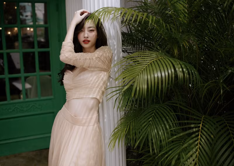 Với điểm nhấn ở đôi môi đỏ mọng, Lương Thùy Linh phối hợp lối makeup khá nhẹ nhàng nhưng không kém phần sang trọng. Bộ ảnh pha giữa phong cách cổ điển lẫn hiện đại. Hoa hậu Lương Thùy Linh đánh dấu tuổi 23 bằng bộ ảnh 'kẹo ngọt'