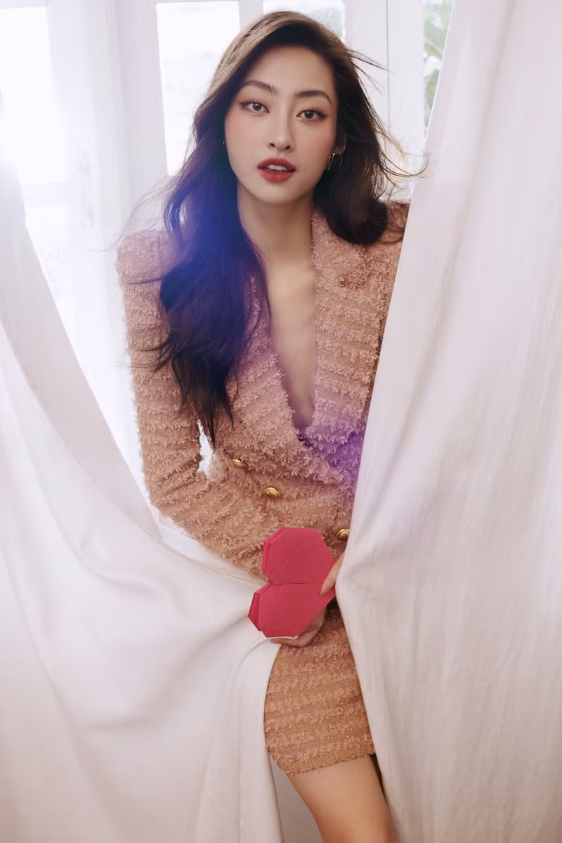 Với bộ ảnh mừng tuổi mới của Lương Thuỳ Linh, khán giả dễ dàng nhận thấy sự trưởng thành được thể hiện rõ qua từng bức ảnh. Một Lương Thuỳ Linh rất khác, đằm thắm, sang trọng. Hoa hậu Lương Thùy Linh đánh dấu tuổi 23 bằng bộ ảnh 'kẹo ngọt'