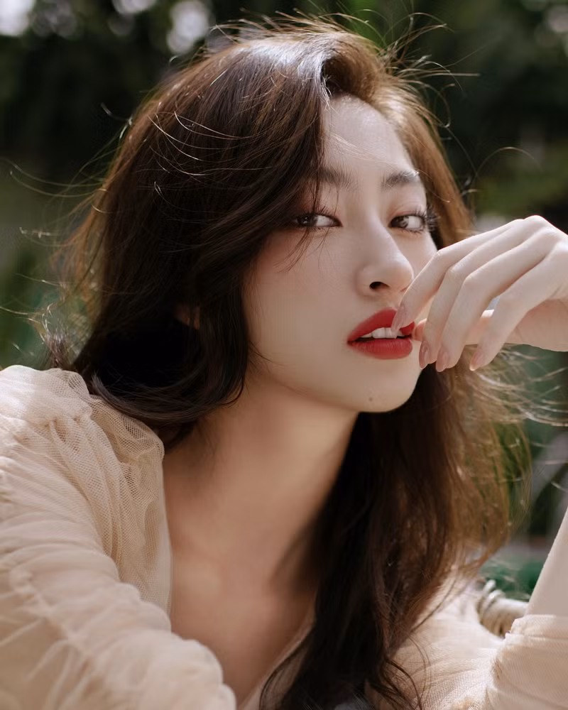 Mới đây, mừng sinh nhật tuổi 23, Hoa hậu Lương Thùy Linh đã tung ra bộ ảnh mới với nhan sắc cực ngọt, đậm chất những tiểu thư. Hoa hậu Lương Thùy Linh đánh dấu tuổi 23 bằng bộ ảnh 'kẹo ngọt'