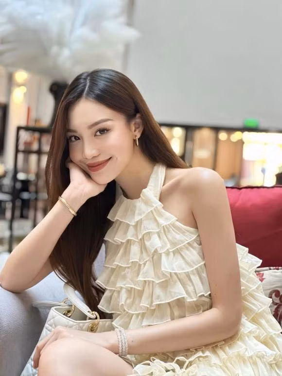Trở lại Miss Grand Vietnam 2023, Thùy Vi chia sẻ, cô đã học tập, rèn luyện thêm nhiều kỹ năng để hoàn thiện bản thân. Loạt ảnh đời thường của Cô Tấm đang 'gây sốt' mạng