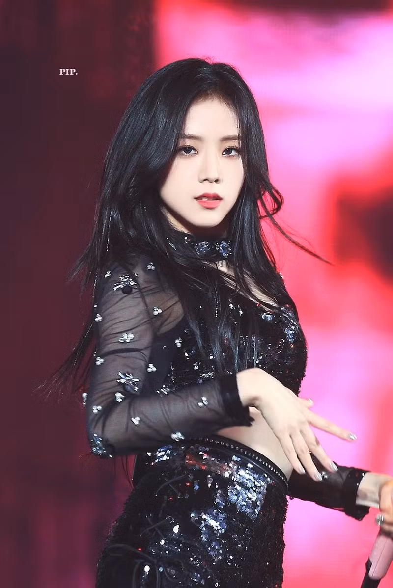 <strong> 5. Jisoo:</strong> Giọng ca chính kiêm visual của BLACKPINK, từ khi ra mắt cô đã được khen ngợi vì vẻ đẹp tự nhiên, lạ thường. Ngoài ra, chị cả BLACKPINK còn lấn sân sang làm diễn viên. V (BTS) vượt mặt BLACKPINK, trở thành thần tượng nổi tiếng nhất thế giới