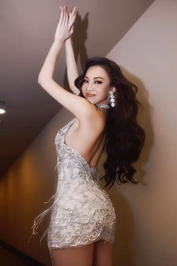 Trước khi sở hữu nhan sắc xinh đẹp như hiện tại, cô nàng từng bị miệt thị ngoại hình vì khuôn miệng rộng hay vóc dáng đô con. Loạt ảnh đời thường của Cô Tấm đang 'gây sốt' mạng