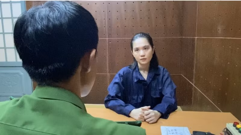 Ngoài ra, hành vi quay phim, biên tập và đăng tải các đoạn video lên tài khoản mạng xã hội của Ngọc Trinh còn gây xôn xao dư luận, tác động đến an ninh, trật tự trên không gian mạng. 'Nữ hoàng nội y' Ngọc Trinh xuất hiện bơ phờ, mệt mỏi ngày ra tòa