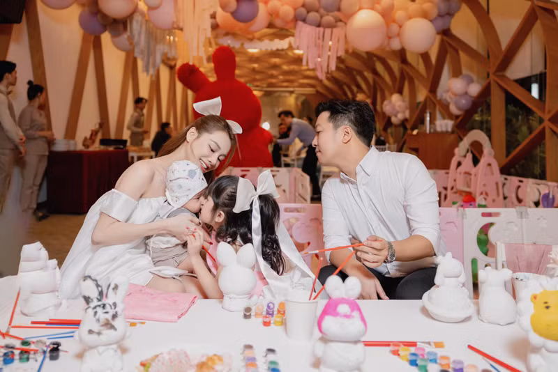 Cặp đôi Trường Giang – Nhã Phương đăng tải hình ảnh cả gia đình cùng dòng trạng thái: “My love. Chúc mọi người ngày nào cũng là Valentine”. Khoảnh khắc ‘ngọt như mật’ của diva Mỹ Linh, siêu mẫu Thanh Hằng dịp Valentine