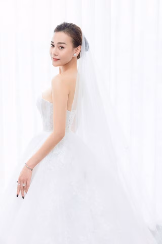 Sau khi về chung một nhà, Phương Oanh và shark Bình thoải mái thể hiện tình cảm hơn trước. Cả hai đã có những chuyến du lịch trong và ngoài nước để hưởng hạnh phúc. Phương Oanh tiếp tục 'nhá hàng' loạt ảnh cưới đẹp mê mẩn bên shark Bình