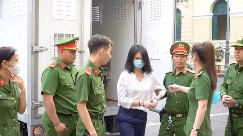 Tại phiên tòa, Ngọc Trinh mong HĐXX xem xét khoan hồng, cho mình mức án nhẹ nhất để trở về với gia đình. Ngọc Trinh tung bộ ảnh nàng thơ đánh dấu sự trở lại sau biến cố