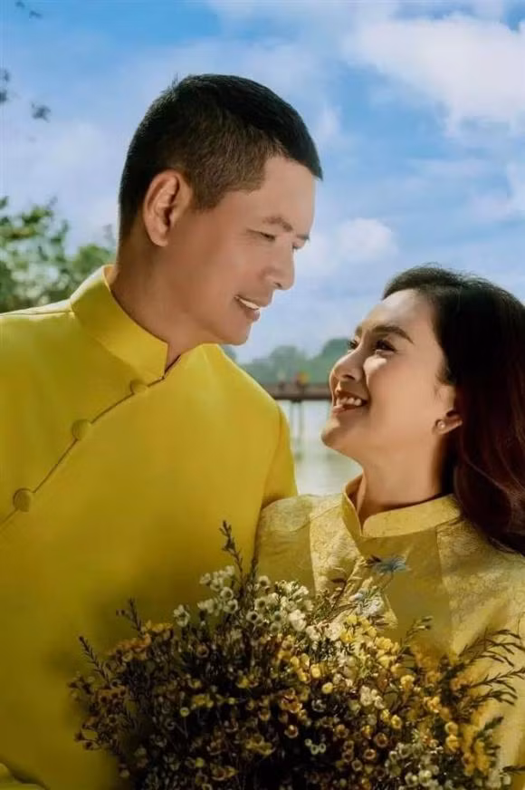 Nhân dịp đặc biệt này, bà xã Bình Minh gửi lời yêu thương đến chồng: "Happy Valentine’s Day. 16 năm chính thức cộng thêm 3 năm nháp vị chi 19 năm, xứng đáng được tặng bộ trang sức đang đeo trên người nhen bồ tèo". Khoảnh khắc ‘ngọt như mật’ của diva Mỹ Linh, siêu mẫu Thanh Hằng dịp Valentine