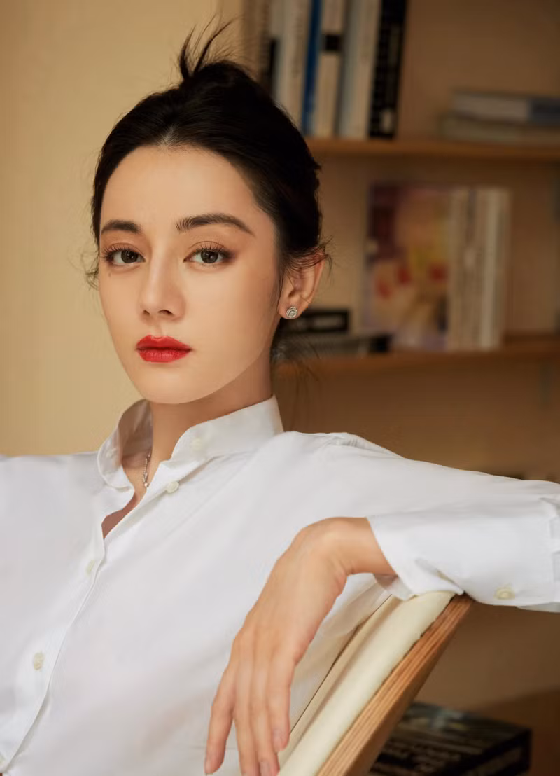Đặc biệt, người đẹp này còn thu hút hơn 80 triệu người theo dõi trên weibo - nền tảng truyền thông xã hội lớn nhất Trung Quốc. Ngỡ ngàng nhan sắc nữ diễn viên hơn 80 triệu người hâm mộ
